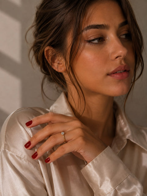 Modell med djupröda Monaco Red press-on-naglar