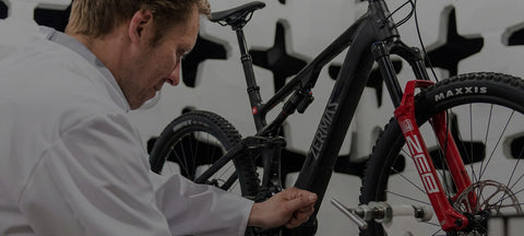 En tekniker arbetar med en Zermaz mountainbike